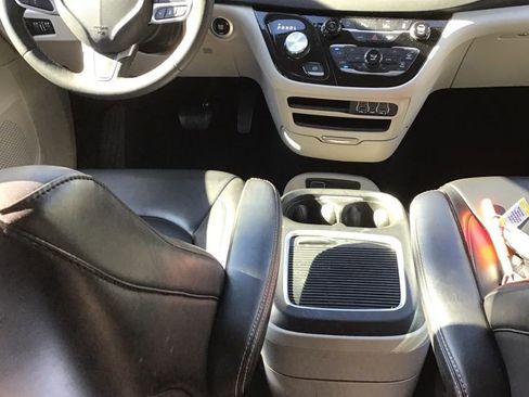 Used 2023 Chrysler Pacifica Touring-L image 7