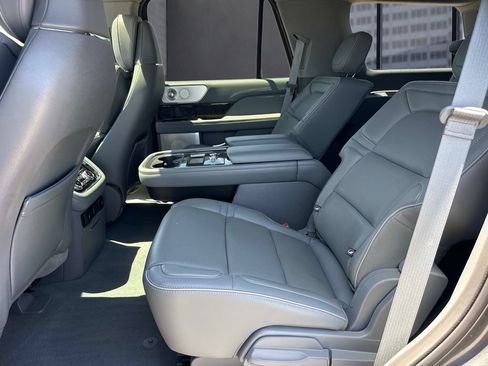 Used 2018 Lincoln Navigator Reserve w/ Technology Package AWD/4WD image 15