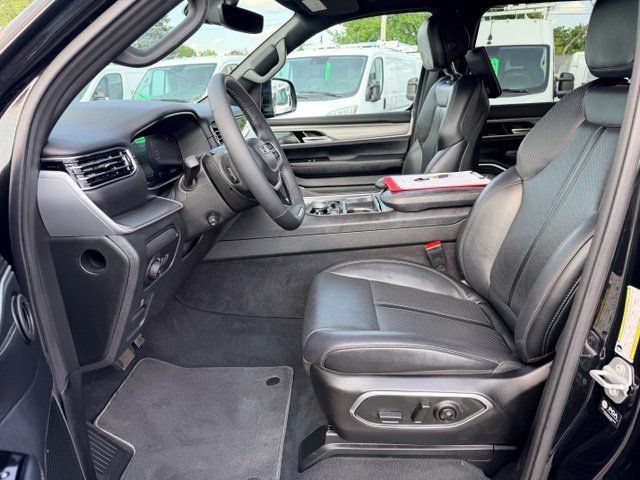 Used 2025 Jeep Wagoneer L Series II AWD/4WD image 5