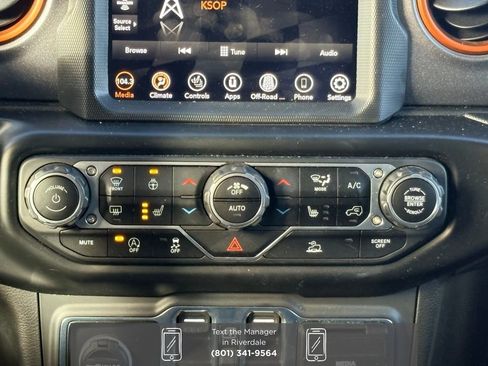 Used 2023 Jeep Gladiator Mojave w/ Cold Weather Group image 18