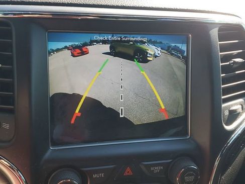 Used 2018 Jeep Grand Cherokee Laredo image 25