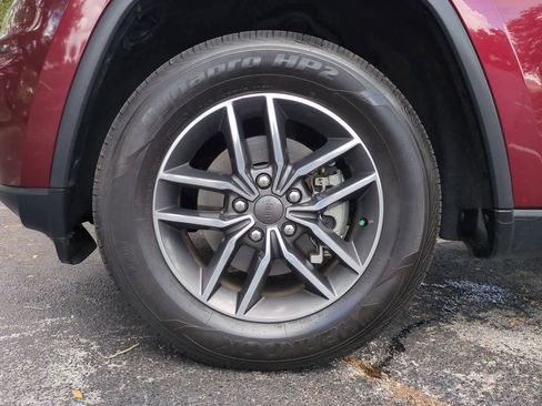Used 2019 Jeep Grand Cherokee Laredo w/ Laredo X Package RWD image 14
