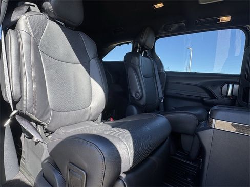 Used 2025 Toyota Sienna Platinum image 22