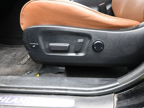 Used 2018 Toyota Highlander Limited Platinum image 11