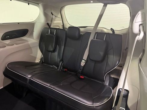 Used 2021 Chrysler Pacifica Limited image 18