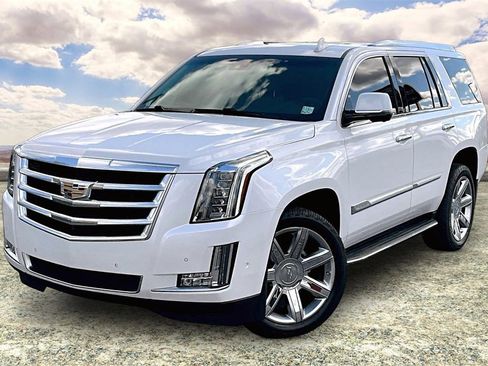 Used 2018 Cadillac Escalade Luxury image 3