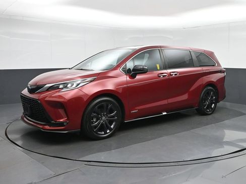 Used 2021 Toyota Sienna XSE FWD image 3