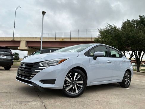 Used 2025 Nissan Versa SV FWD image 2