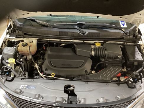 Used 2019 Chrysler Pacifica Touring-L image 23