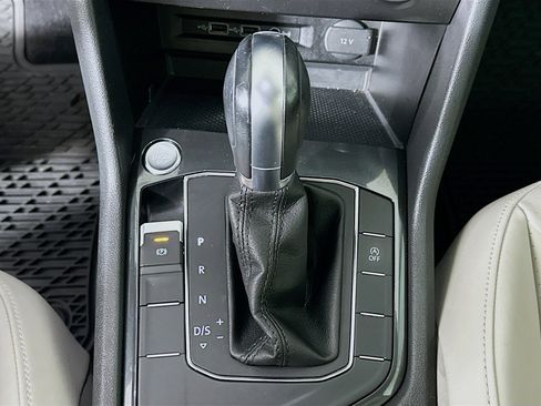 Used 2018 Volkswagen Tiguan SE w/ Panoramic Sunroof Package image 24