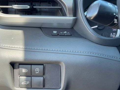 Used 2023 Toyota Highlander LE image 28