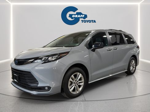 Used 2023 Toyota Sienna XLE Woodland Edition AWD/4WD image 2