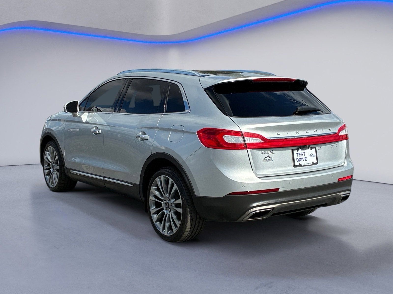 Used 2017 Lincoln MKX Reserve w/ Driver Assistance Package FWD image 3