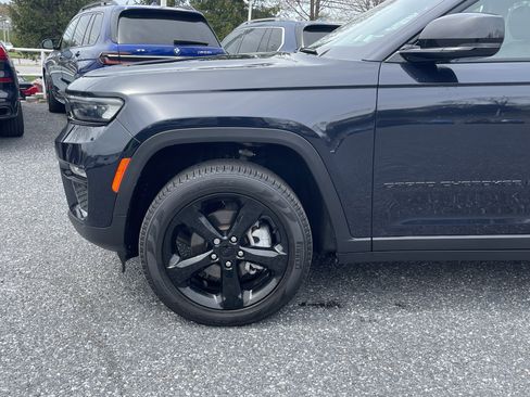 Used 2023 Jeep Grand Cherokee Limited w/ Black Appearance Package image 6