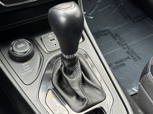 Used 2022 Jeep Cherokee Limited image 18