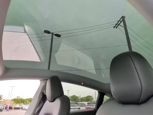 Used 2022 Tesla Model Y Long Range AWD/4WD image 24