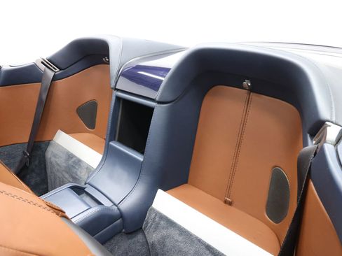 Used 2014 Aston Martin V8 Vantage Roadster image 3