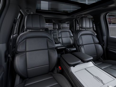 New 2027 Lincoln Navigator Reserve w/ Jet Appearance Package AWD/4WD image 10