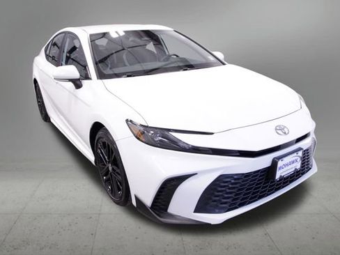 Used 2025 Toyota Camry SE image 8
