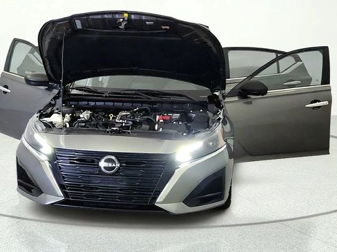 Used 2024 Nissan Altima 2.5 SV FWD image 8