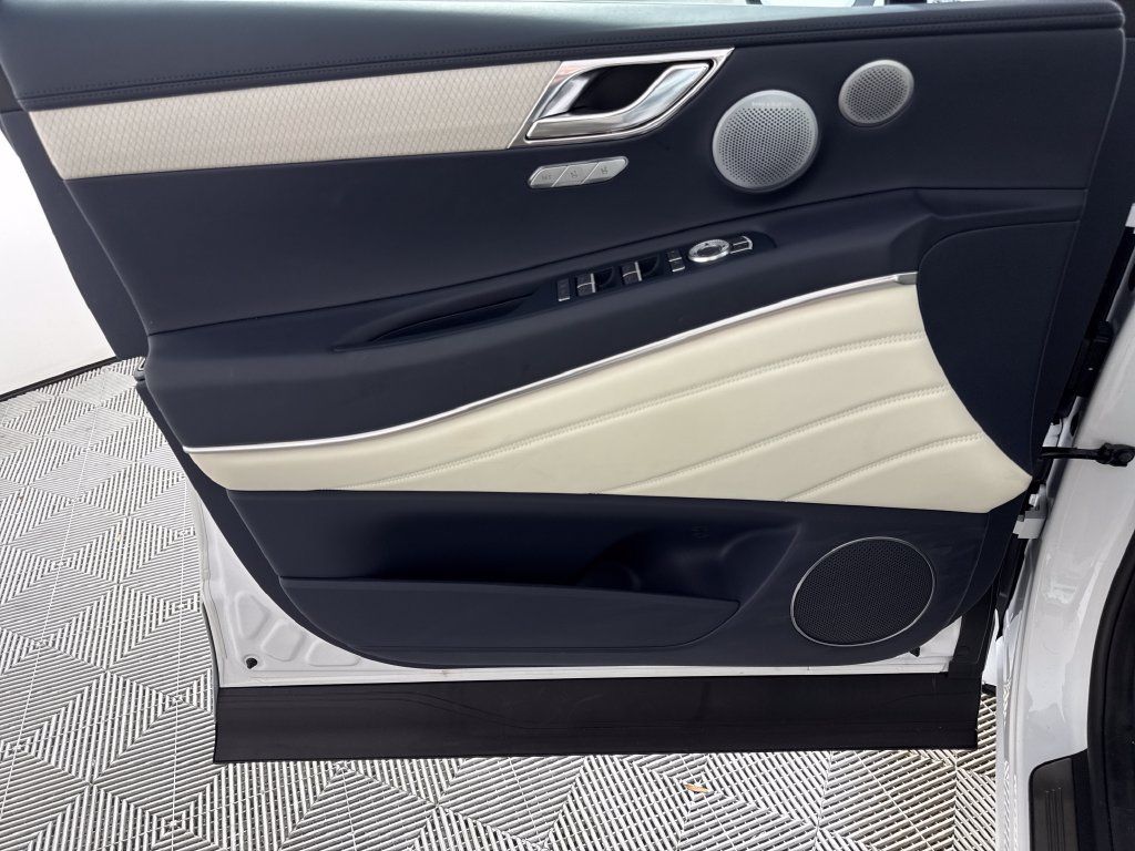 Certified 2025 Genesis GV80 3.5T Prestige AWD/4WD image 11