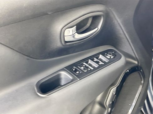 Used 2022 Jeep Renegade Altitude w/ Convenience Group AWD/4WD image 18