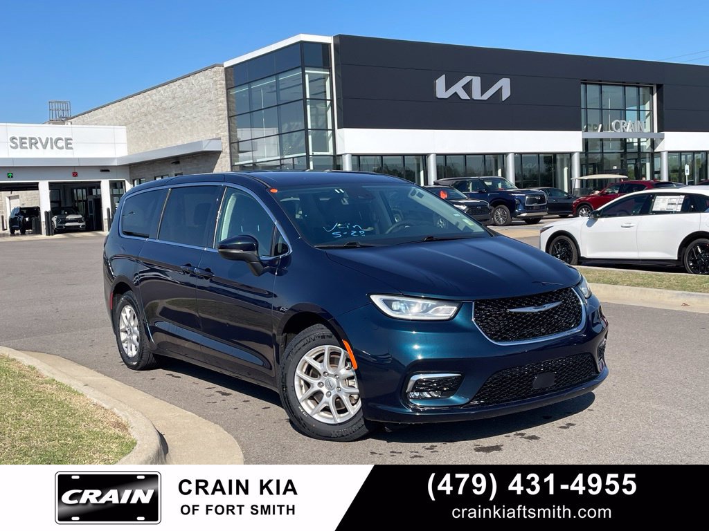 Used 2023 Chrysler Pacifica Touring-L FWD image 1