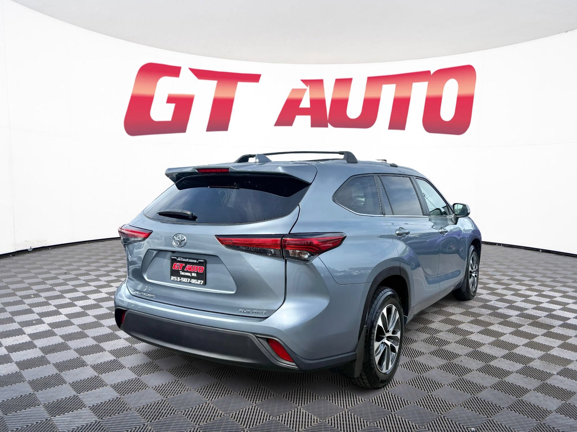 Used 2023 Toyota Highlander XLE AWD/4WD image 4