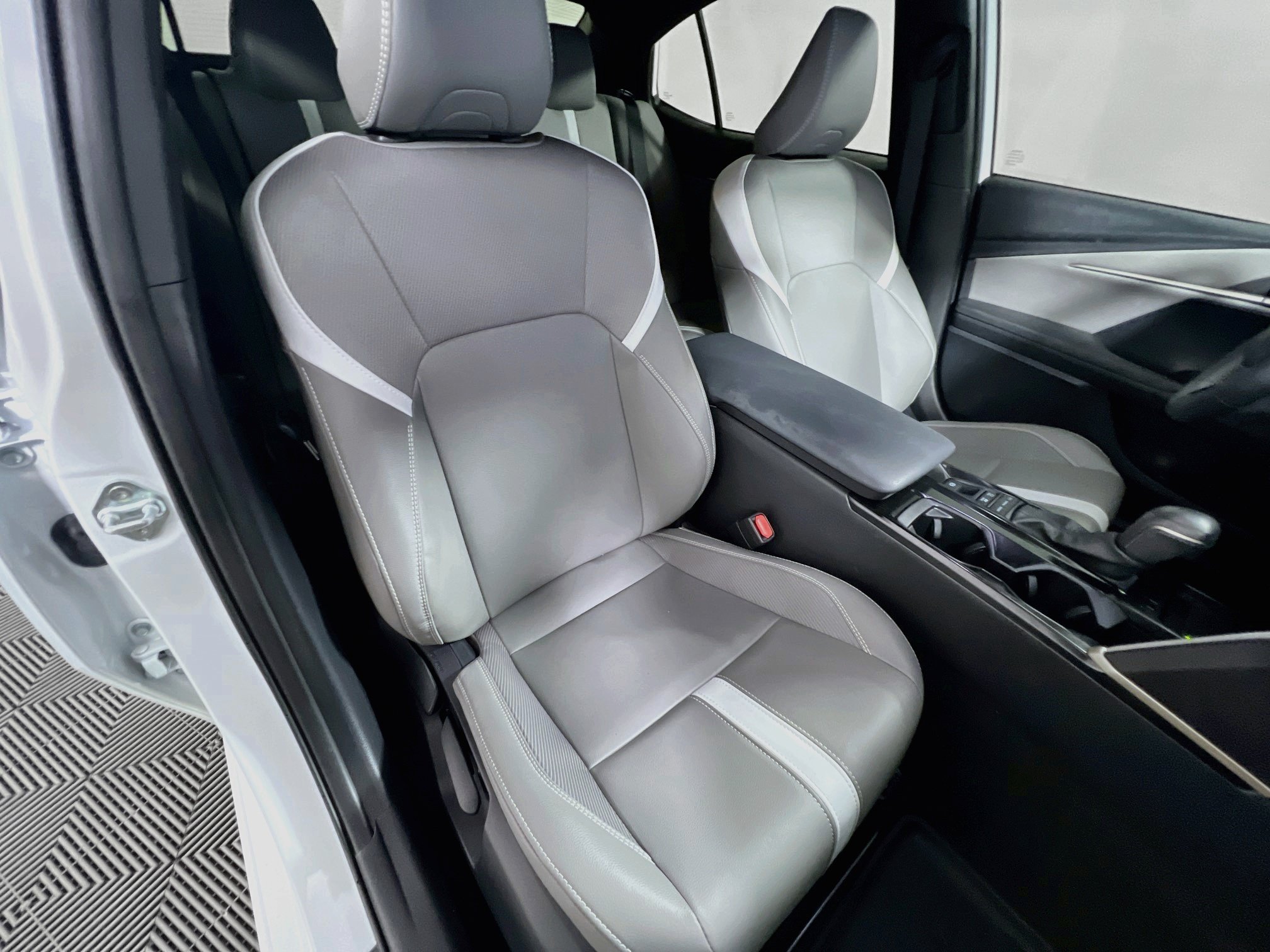 Used 2025 Toyota Camry SE FWD image 30