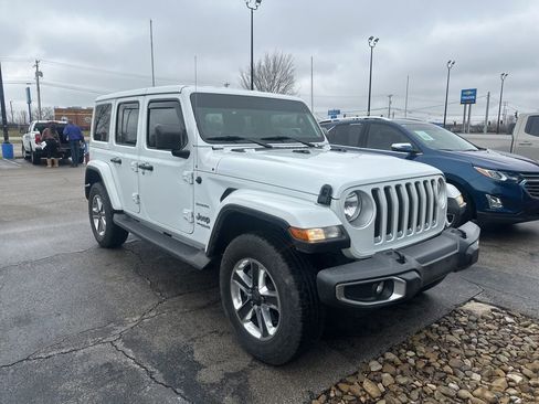 Used 2018 Jeep Wrangler Unlimited Sahara image 2