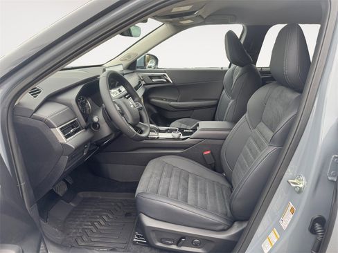 New 2025 Mitsubishi Outlander SE image 9