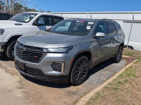 Used 2023 Chevrolet Traverse RS image 3