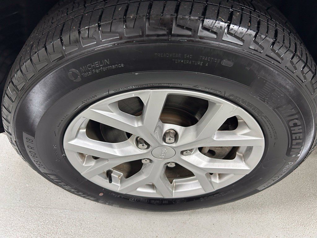 Used 2023 Jeep Grand Cherokee L Limited AWD/4WD image 9