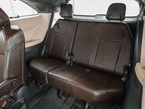 Used 2021 Toyota Sienna Limited image 43