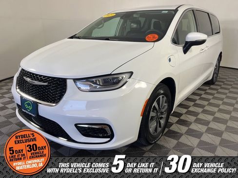 Used 2023 Chrysler Pacifica Touring-L FWD image 10