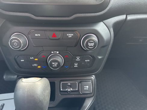 Used 2019 Jeep Renegade Latitude image 19