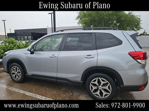 Used 2023 Subaru Forester Premium image 3