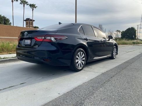 Used 2021 Toyota Camry LE image 5