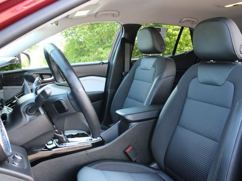 Used 2025 Chevrolet Trax LT w/ LT Convenience Package FWD image 13