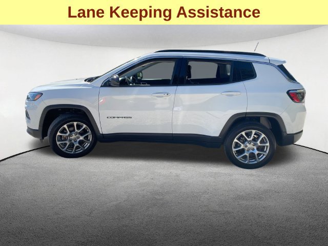 Used 2022 Jeep Compass Latitude w/ Sun and Sound Group AWD/4WD image 6