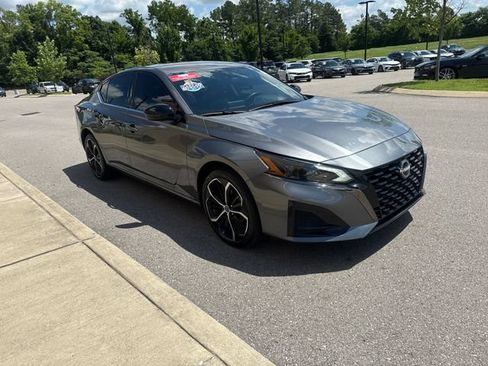 Used 2025 Nissan Altima 2.5 SR AWD/4WD image 6
