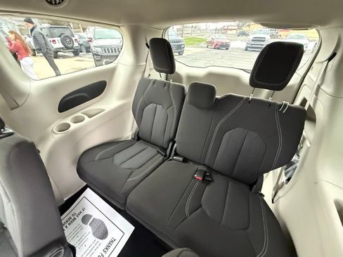 Used 2023 Chrysler Voyager LX FWD image 17