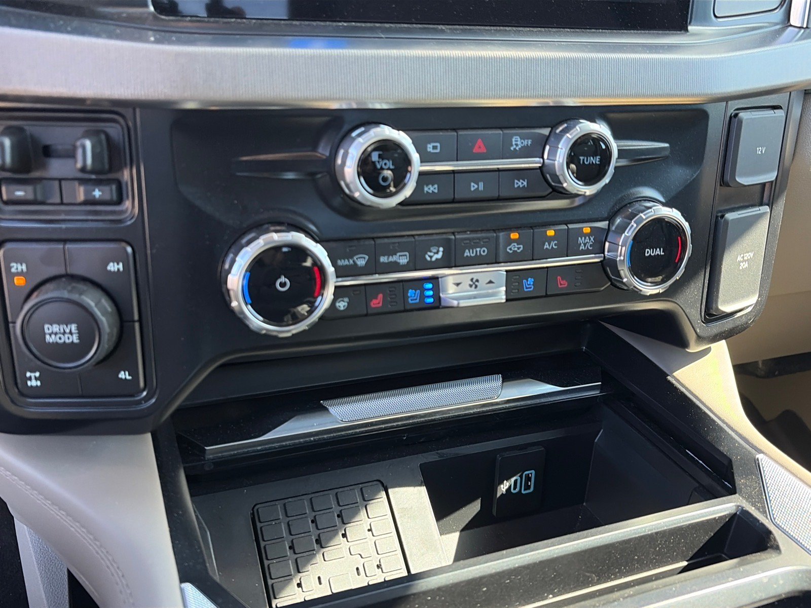 Used 2025 Ford F250 Platinum w/ Platinum Plus Package AWD/4WD image 13