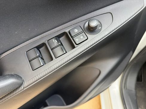 Used 2020 Toyota Yaris L image 10