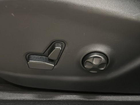 Used 2019 Jeep Cherokee Latitude Plus image 25