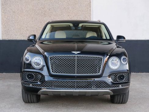 Used 2018 Bentley Bentayga image 2