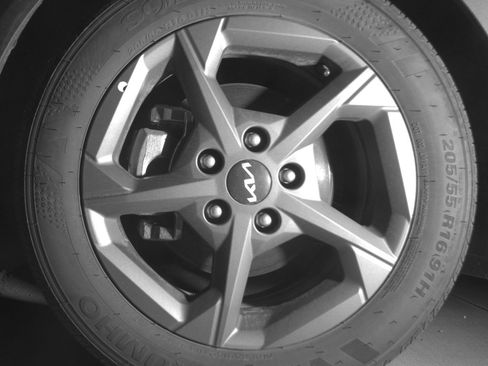 Used 2025 Kia K4 LXS image 12