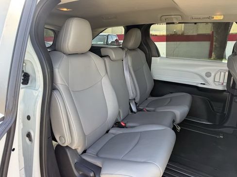 Used 2025 Toyota Sienna XLE FWD image 32