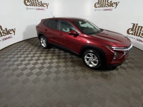 Used 2024 Chevrolet Trax LS w/ LS Convenience Package FWD image 2