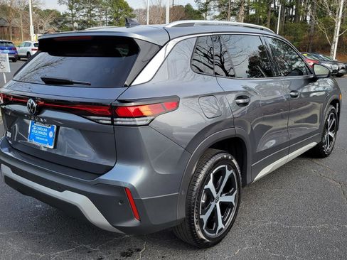 Certified 2025 Volkswagen Tiguan SE image 5